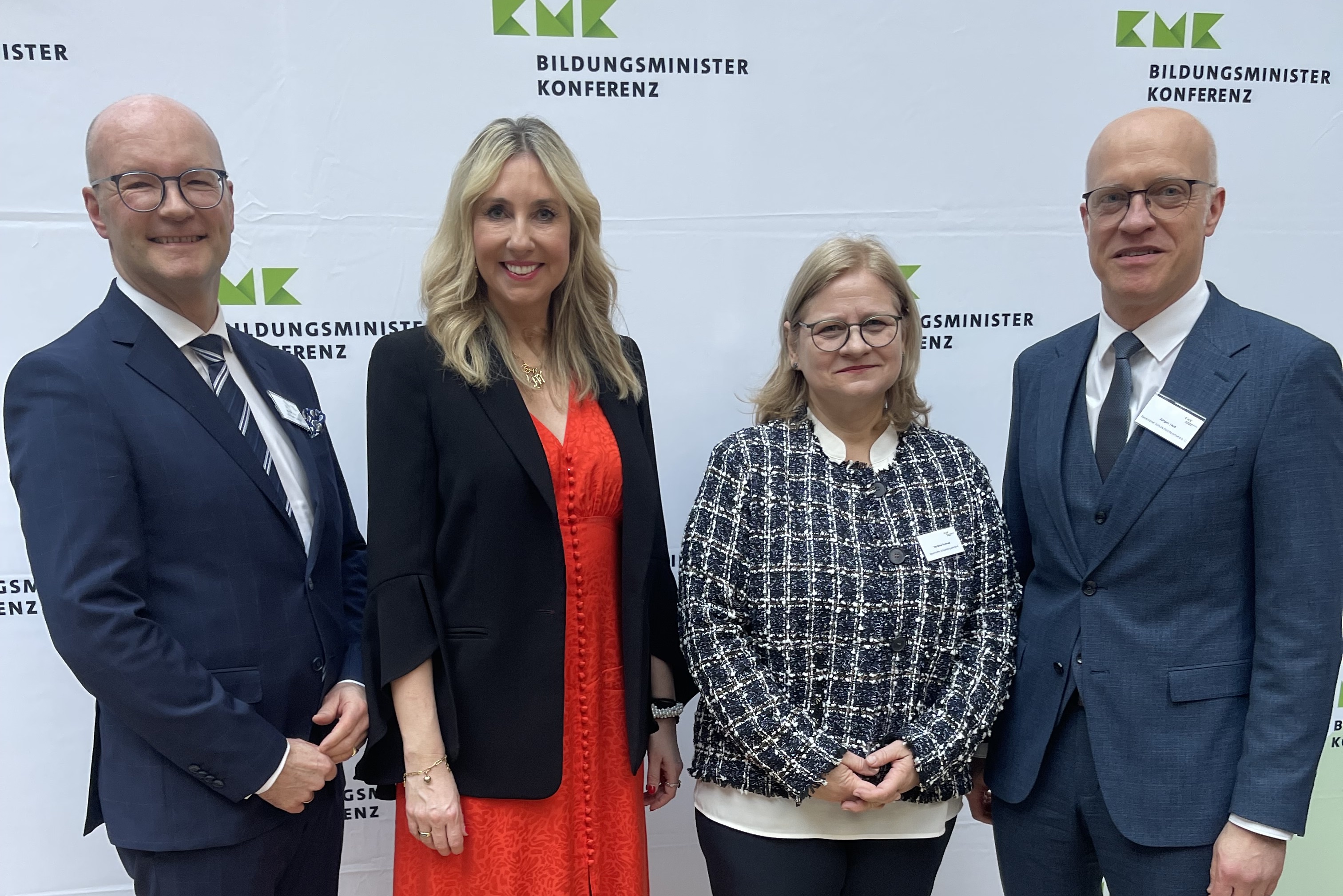 Vertreter der Bayerischen Schulaufsicht und Schulleitungen gratulieren Staatsministerin Anna Stolz zur BMK-Präsidentschaft